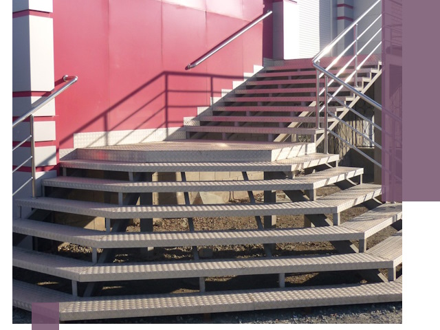 Лестницы для магазина в Владивостоке — изготовление и монтаж