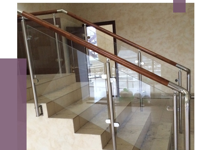 Комбинированные перила из металла и дерева в Владивостоке