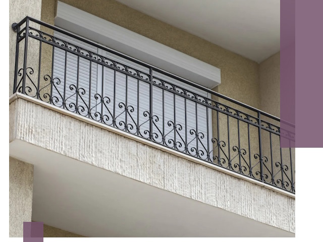 Балконные ограждения из металла и стекла в Владивостоке для домов